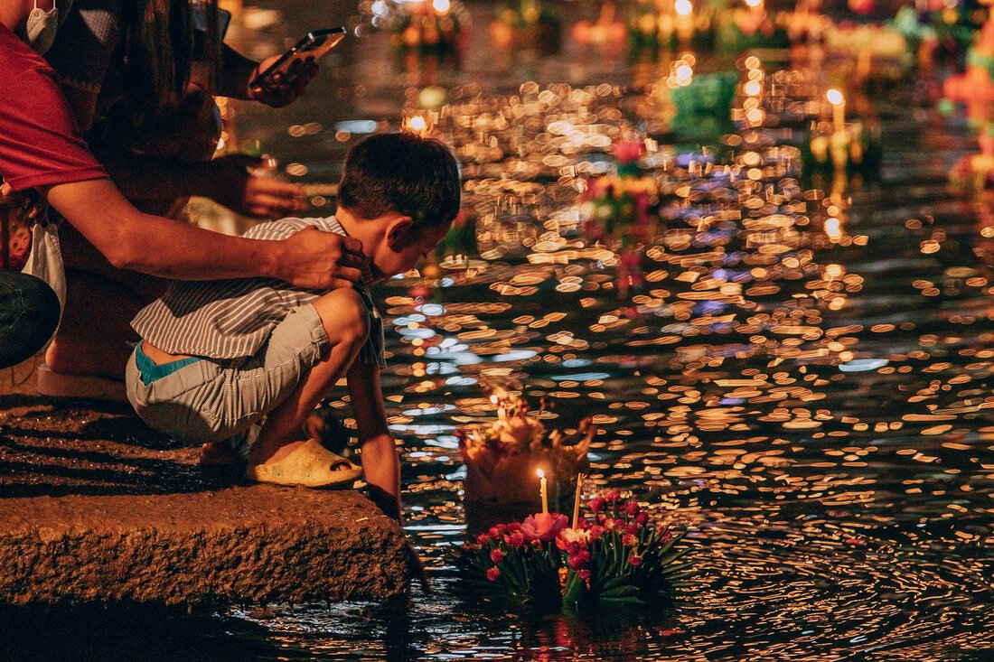 Entdecken Sie die kulturelle Vielfalt Thailands durch traditionelle Feste wie Songkran und Loy Krathong, ihre Bedeutung und Bräuche.