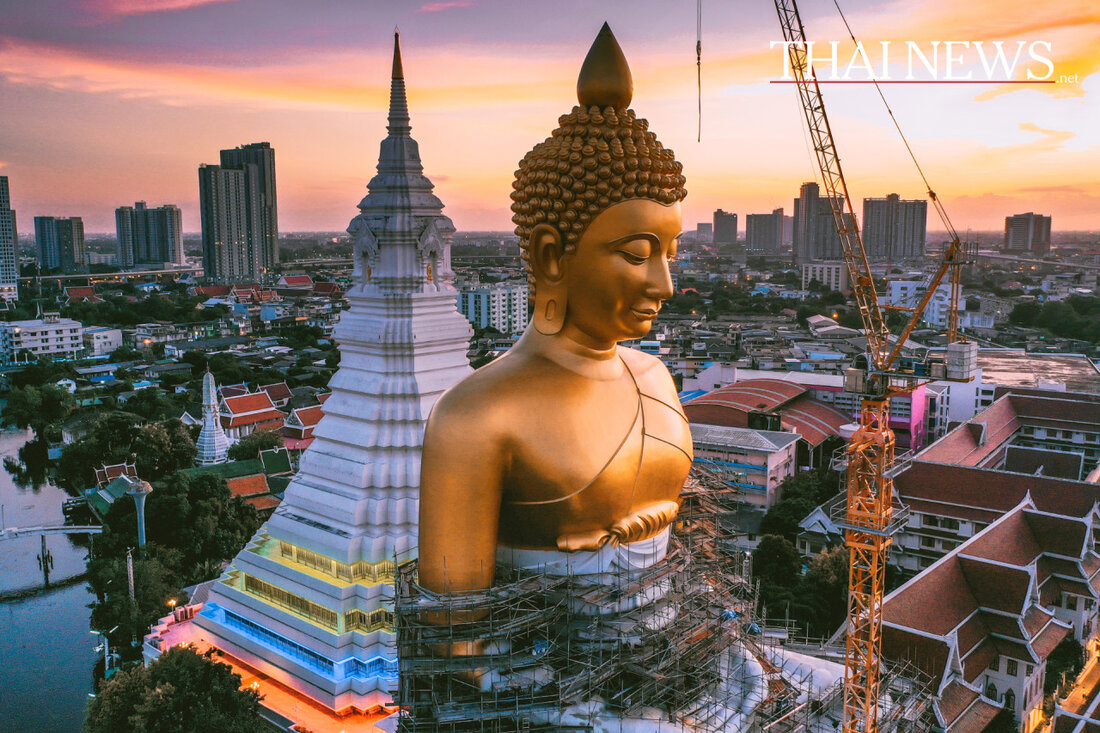 Thailand plant ab dem 1. Mai 2026 die Einführung einer Touristensteuer von 300 Baht für Flugreisende. Kritiker äußern Bedenken.